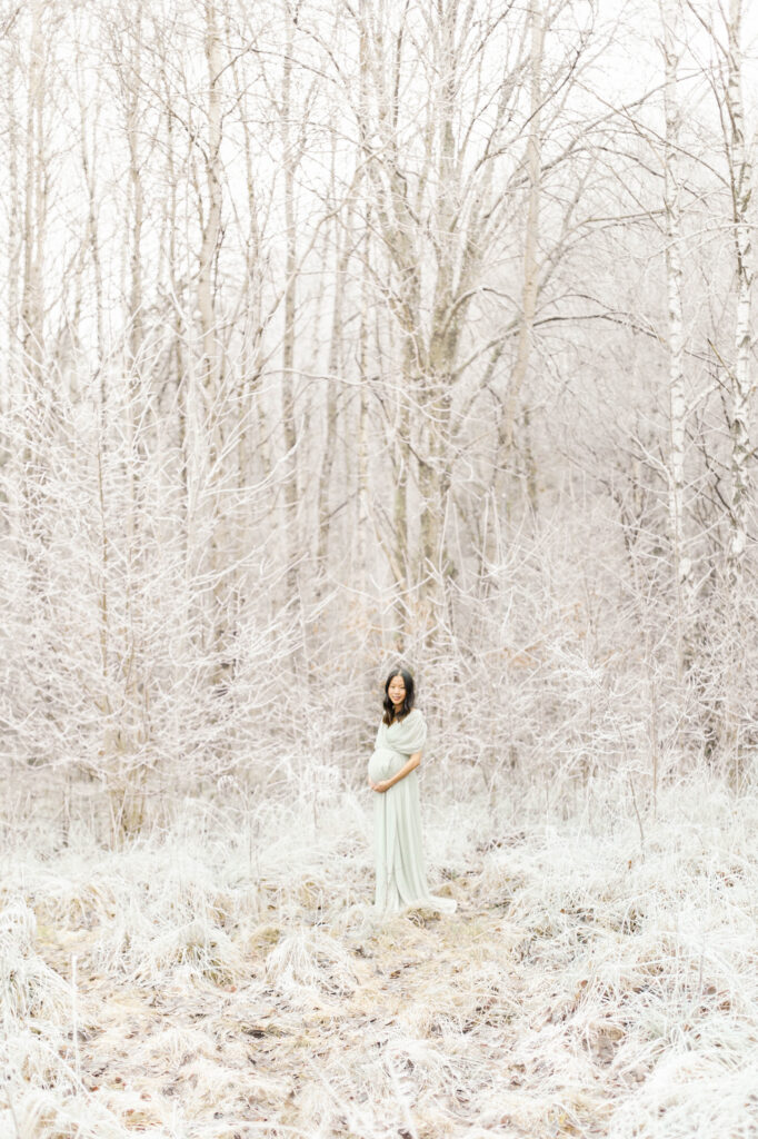 Gravidfotografering på vintern med frost i Göteborg