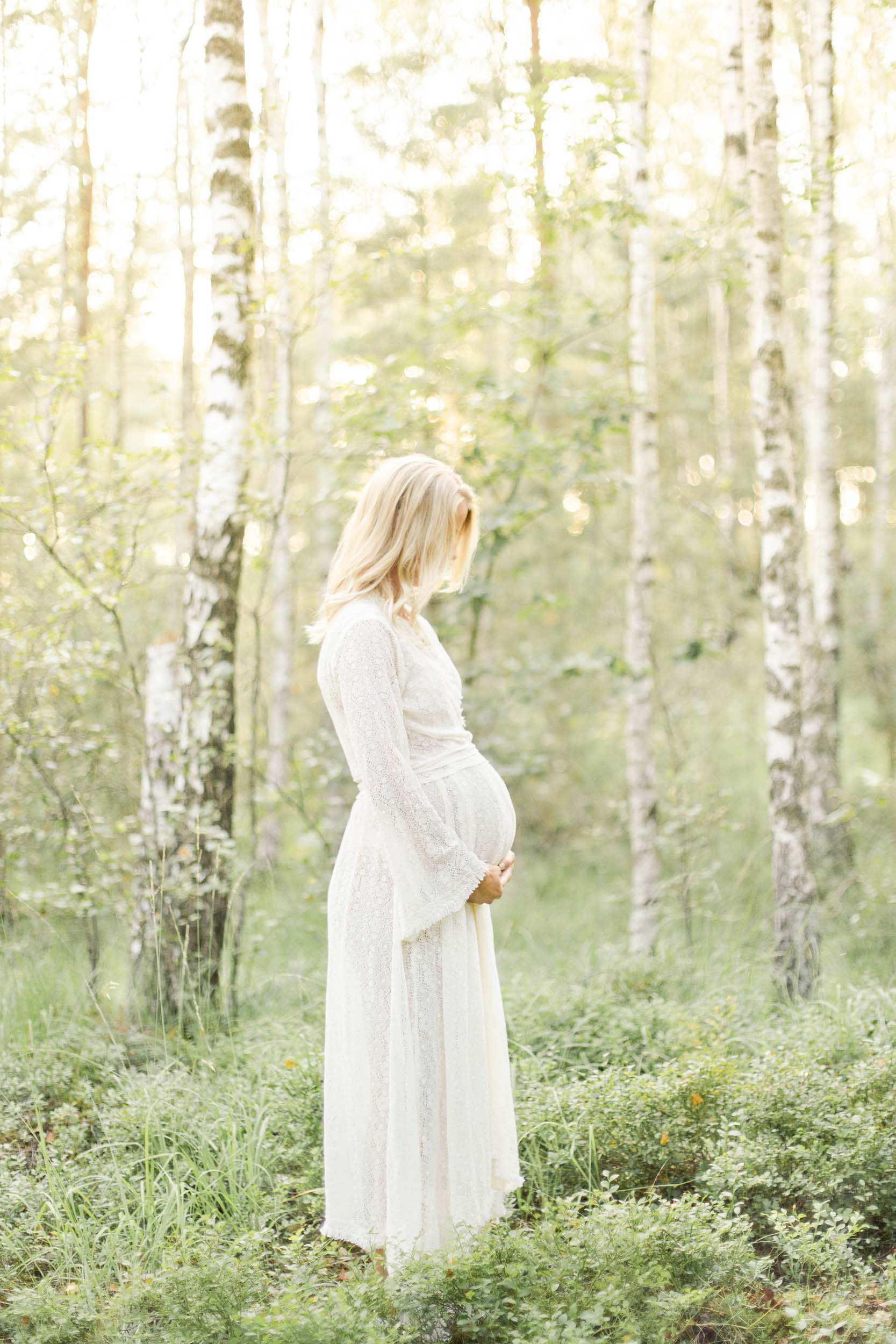 Gravidfotografering på sommaren i skogen i Göteborg
